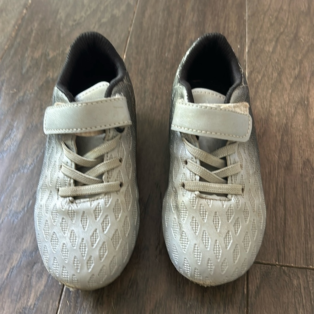 Boys size 11 Velcro cleats.